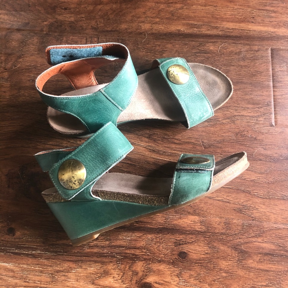 TAOS Carousel 2 Green Leather Wedge Sandals SZ 8
